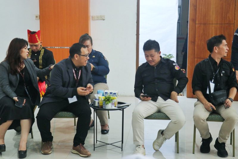 Steffen Linu Pantau Langsung Pendaftaran Wenny Lumentut dan Michael Mait di KPU Tomohon