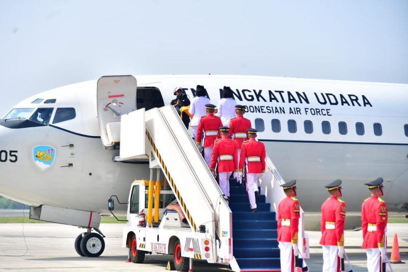 Empat Pemudi Kirab Bendera Merah Putih dari Monas ke IKN