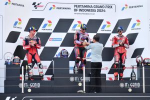 Jokowi Serahkan Trofi di Grand Prix Mandalika 2024