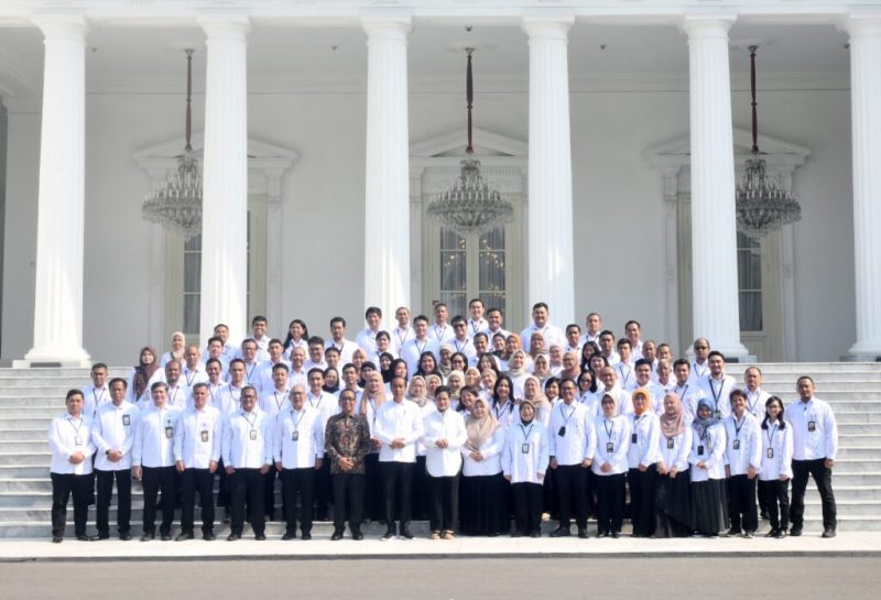 Jokowi dan Ibu Iriana Pamitan di Istana