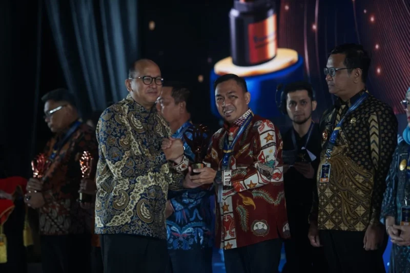 Kota Manado Raih Prestasi Gemilang: Peringkat Ketiga Anugerah Layanan Investasi 2024